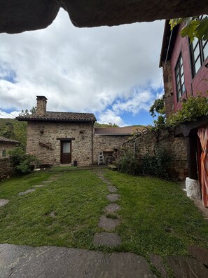 Exterior - Casa Rural La Casuca: Rural Charm in Reocín de los Molinos, Cantabria (Reocín de los Molinos)
