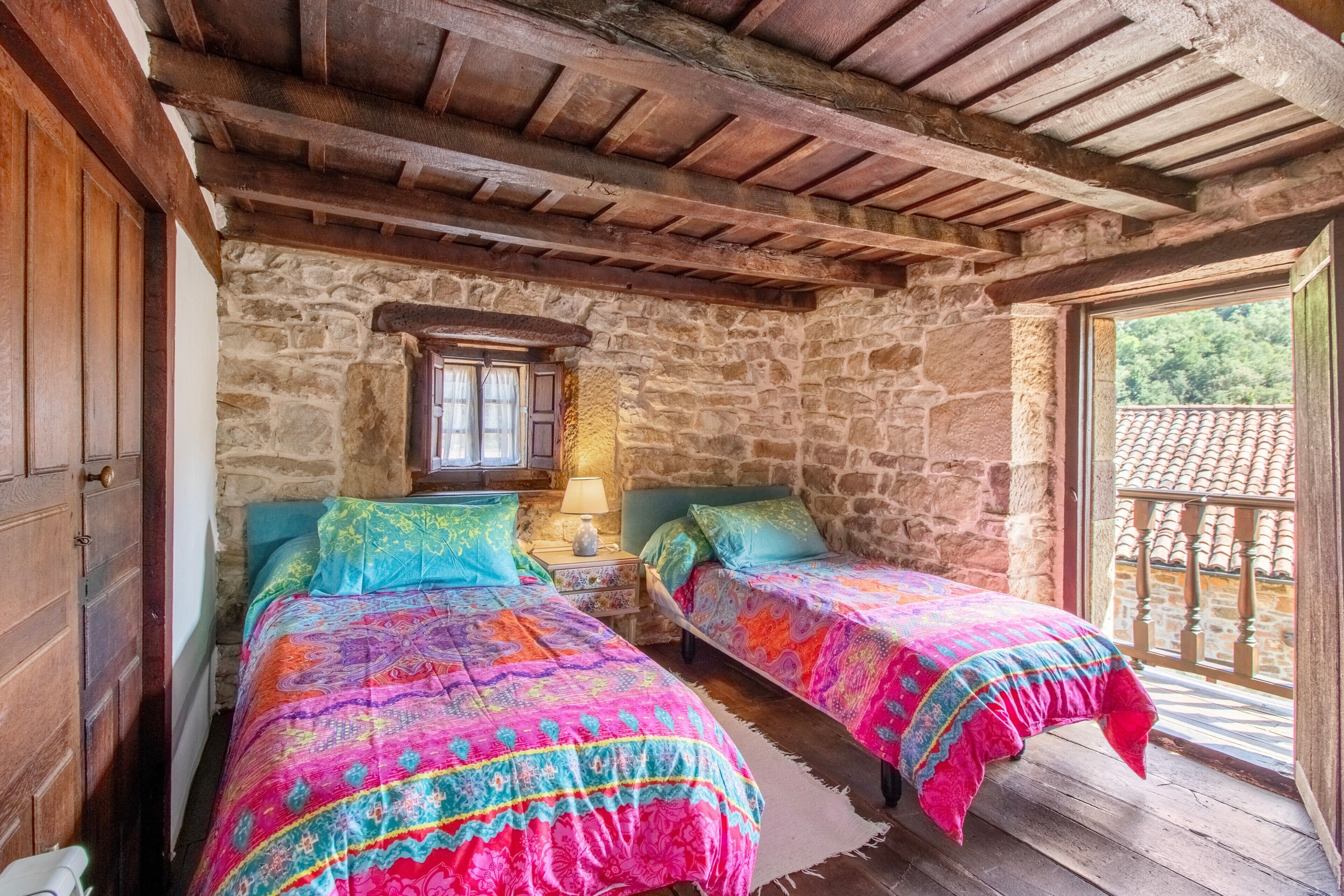 Tabla de planchar con plancha, wifi, ropa de cama
