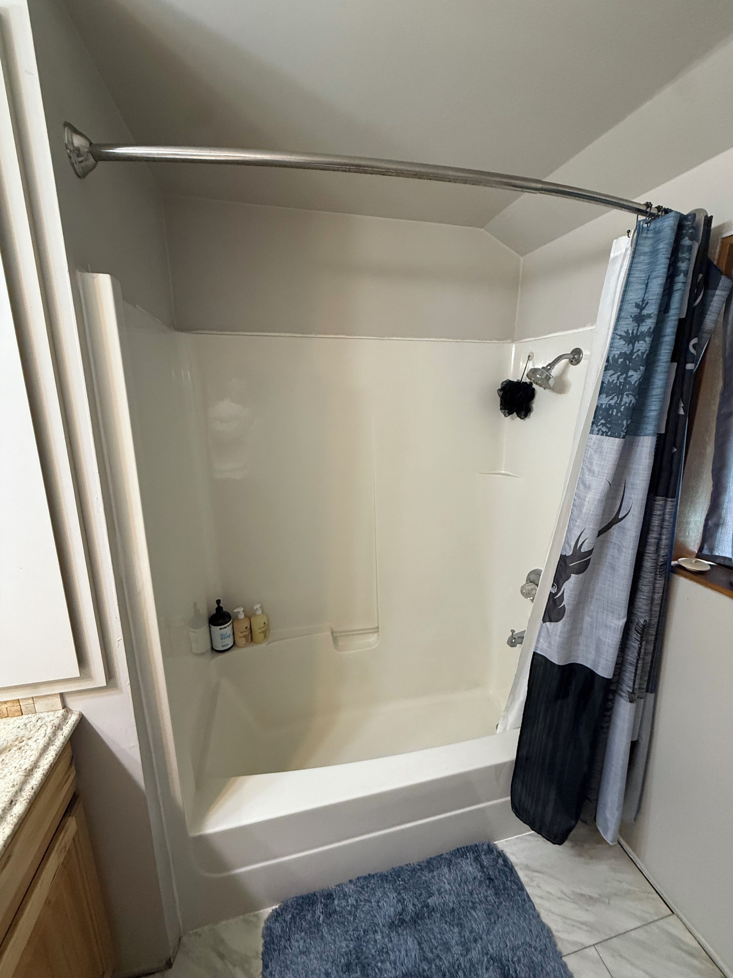Haartrockner, Handtücher, Seife, Toilettenpapier