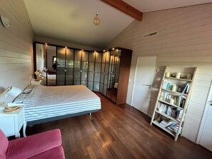 Room - Vrbo Property (Gujan-Mestras)