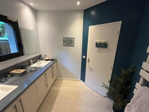 Bathroom - Vrbo Property (Gujan-Mestras)