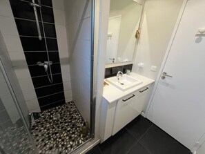 Douche, sèche-cheveux, serviettes fournies, savon