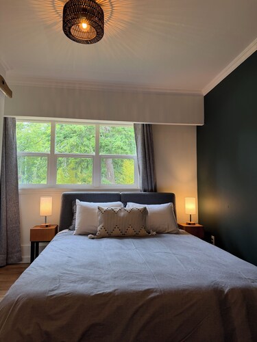 Stylish Quadra Island studio | Walk to ferry, cafes, pizza, and coffee shops