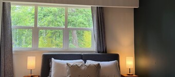 Stylish Quadra Island studio | Walk to ferry, cafes, pizza, and coffee shops