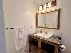 Een douche, een haardroger, handdoeken, zeep
