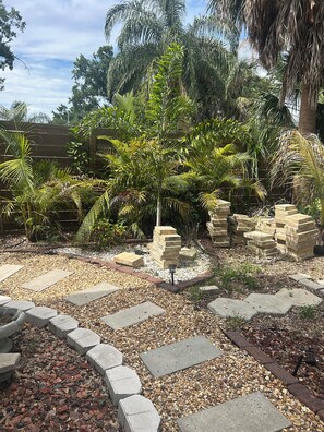Property grounds - Cozy 1-bedroom apartment in adorable Tampa with AC (Tampa)
