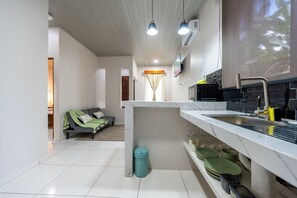 Geladeira, micro-ondas, cooktop, cafeteira/chaleira