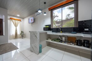 Fridge, microwave, stovetop, coffee/tea maker - River Collection - Villa Serenity #1 Cabin in La Fortuna with AC (La Fortuna)