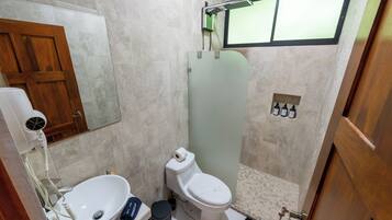 Douche, sĂšche-cheveux, serviettes fournies, savon