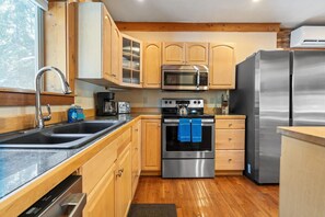 Refrigerador, microondas, horno y parrilla de estufa 