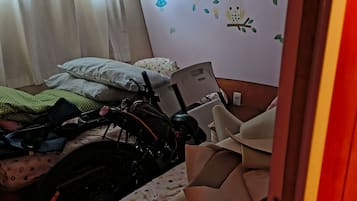 4 habitaciones, tabla de planchar con plancha, wifi y ropa de cama