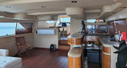 Enjoyable 4-bedroom boat with AC in vibrant Miami Beach