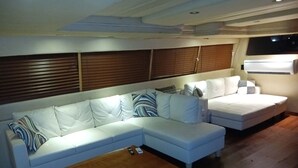 Living area - Enjoyable 4-bedroom boat with AC in vibrant Miami Beach (Miami Beach)
