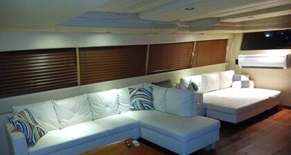 Enjoyable 4-bedroom boat with AC in vibrant Miami Beach