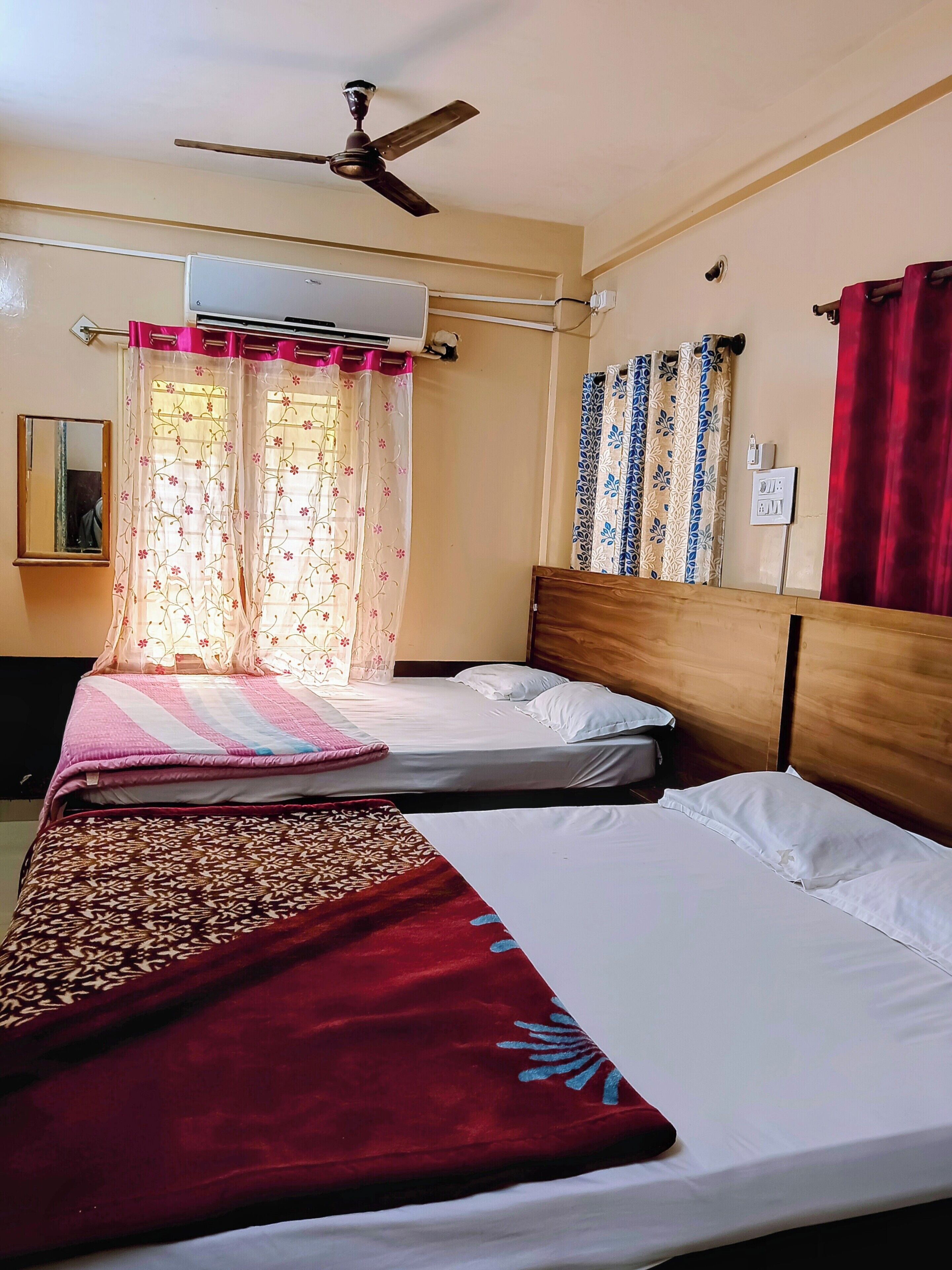 Family Room | Desk, laptop workspace, free WiFi