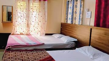 Family Room | Desk, laptop workspace, free WiFi