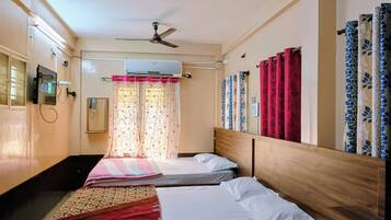 Family Room | Desk, laptop workspace, free WiFi