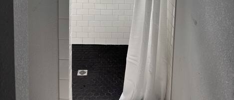 Regadera, toallas, jabón, papel de baño