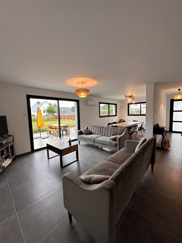 Spacious new home, perfect for families or groups of friends, just 5 minutes from the beach