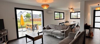Spacious new home, perfect for families or groups of friends, just 5 minutes from the beach