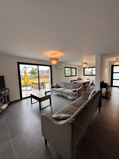 Spacious new home, perfect for families or groups of friends, just 5 minutes from the beach