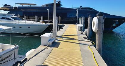 Marvelous 4-bedroom boat with AC in Miami Beach