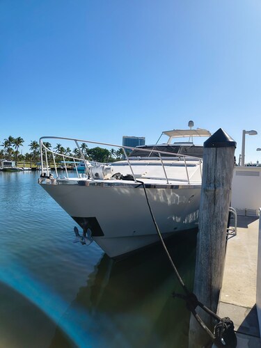Marvelous 4-bedroom boat with AC in Miami Beach
