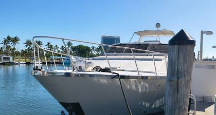 Marvelous 4-bedroom boat with AC in Miami Beach