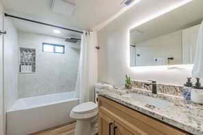 Douche, sèche-cheveux, serviettes fournies, savon