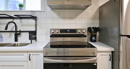 The Redbrick Suite - Central 2 Bedroom Apt. with Luxury Bathroom