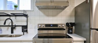 The Redbrick Suite - Central 2 Bedroom Apt. with Luxury Bathroom