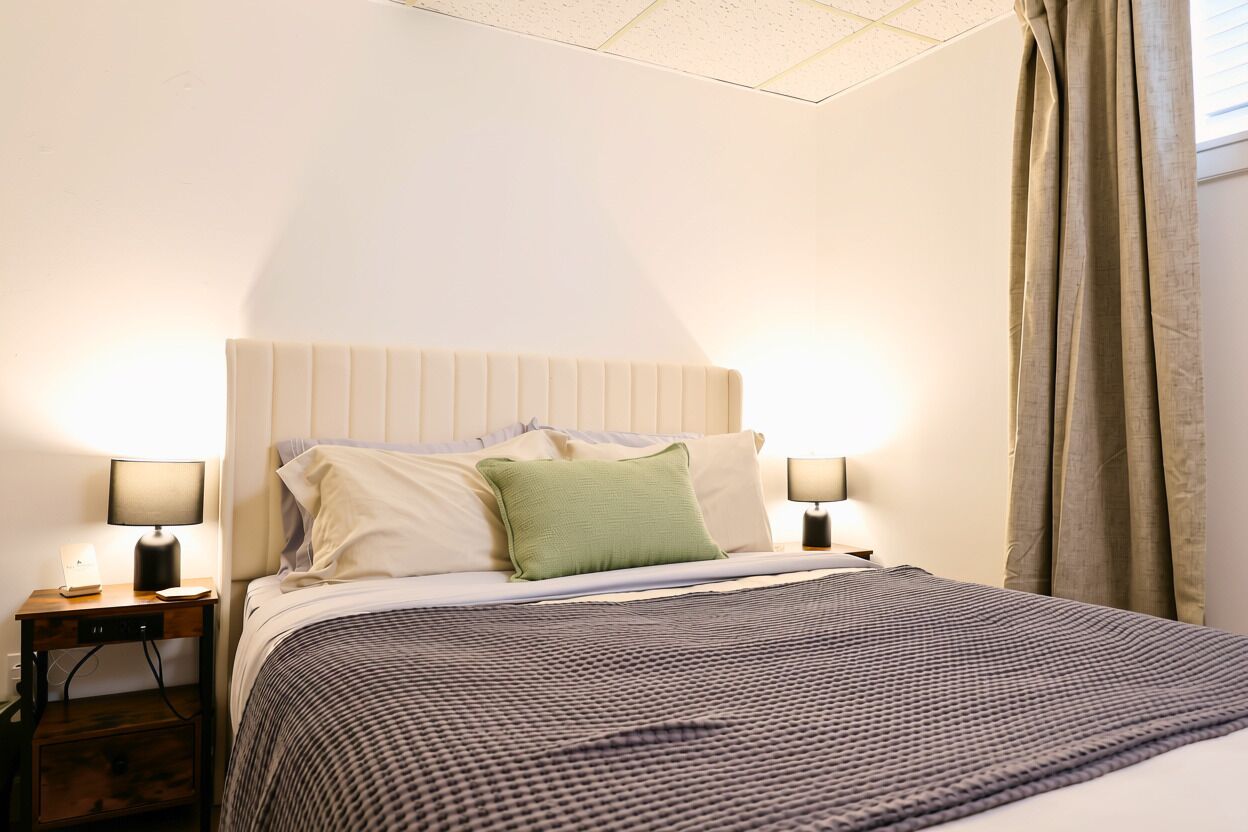 2 bedrooms, internet, bed sheets