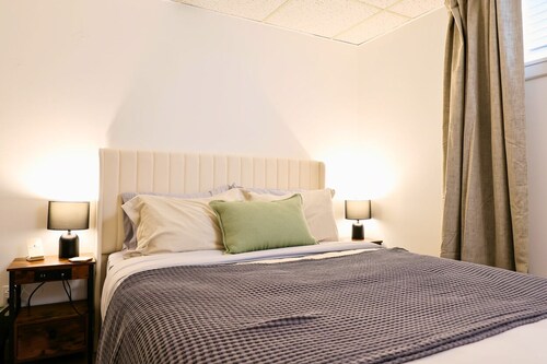The Redbrick Suite - Central 2 Bedroom Apt. with Luxury Bathroom