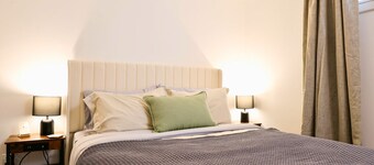 The Redbrick Suite - Central 2 Bedroom Apt. with Luxury Bathroom