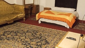 A room with a bed, a sofa, a mirror, and a rug. - Happy hotel pyramids inn  (Giza Governorate)