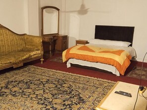 A room with a bed, a sofa, a mirror, and a rug. - Happy hotel pyramids inn  (Giza Governorate)