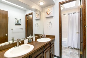 Een haardroger, een bidet, handdoeken, zeep