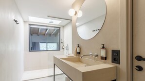 A modern bathroom with a large mirror, a sink, and a shower. - KHAI SYVOTA (Igoumenitsa)