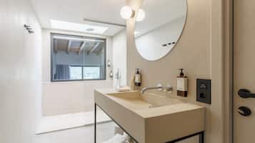 Doppel- oder Zweibettzimmer, 1 Queen-Bett, Meerblick | Badezimmer | Dusche, Haartrockner, Handtücher, Seife