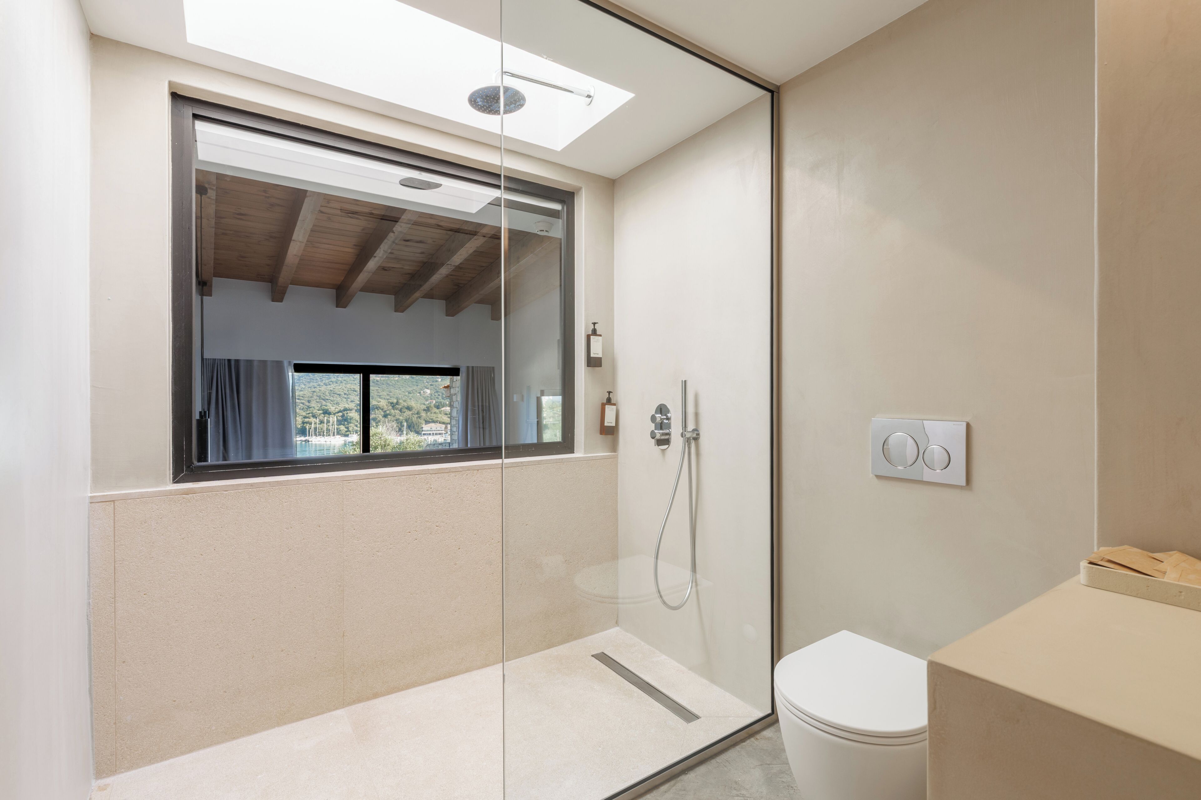 Kamer, 1 twee- of 2 eenpersoonsbedden, 1 queensize bed, uitzicht op zee | Badkamer | Een douche, een haardroger, handdoeken, zeep