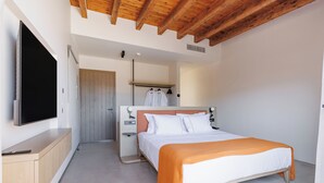 A bedroom with a bed, a TV, a wardrobe, and a door. - KHAI SYVOTA (Igoumenitsa)