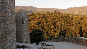A stone building with a view of a forested hillside. - KHAI SYVOTA (Igoumenitsa)