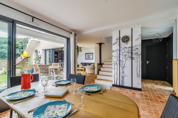 Dining - Architect-designed house for 7 people, authentic, near Boisvinet Beach (Saint-Gilles-Croix-de-Vie)