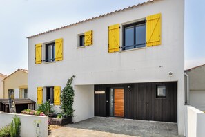 Exterior - Architect-designed house for 7 people, authentic, near Boisvinet Beach (Saint-Gilles-Croix-de-Vie)