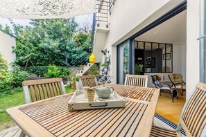 Outdoor dining - Architect-designed house for 7 people, authentic, near Boisvinet Beach (Saint-Gilles-Croix-de-Vie)