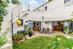 Outdoor dining - Architect-designed house for 7 people, authentic, near Boisvinet Beach (Saint-Gilles-Croix-de-Vie)