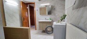 Een douche, een haardroger, handdoeken, zeep