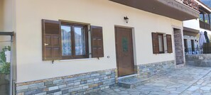 Exterior detail - Theofania's Marble House Meteora (Kastraki)