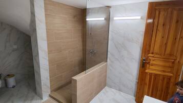 Dusche, umweltfreundliche Kosmetikartikel, Haartrockner, Handtücher