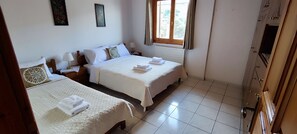 2 bedrooms, in-room safe, iron/ironing board, travel cot - Theofania's Marble House Meteora (Kastraki)